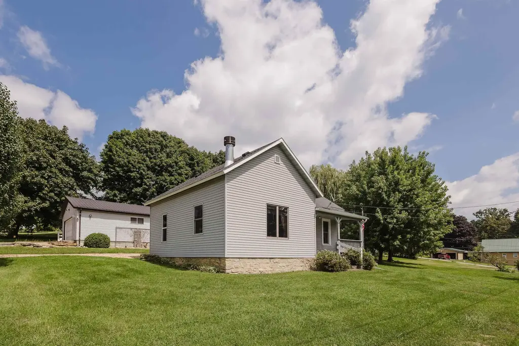 206 Oak Street, Montfort
