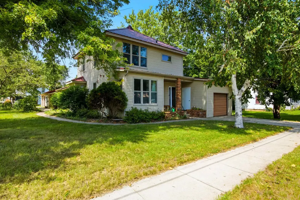 407 Oak Street, Arena