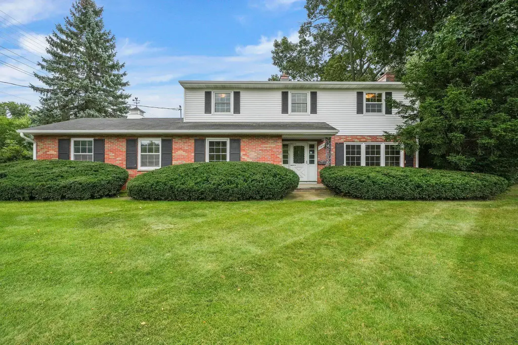 500 Frost Woods Road, Monona