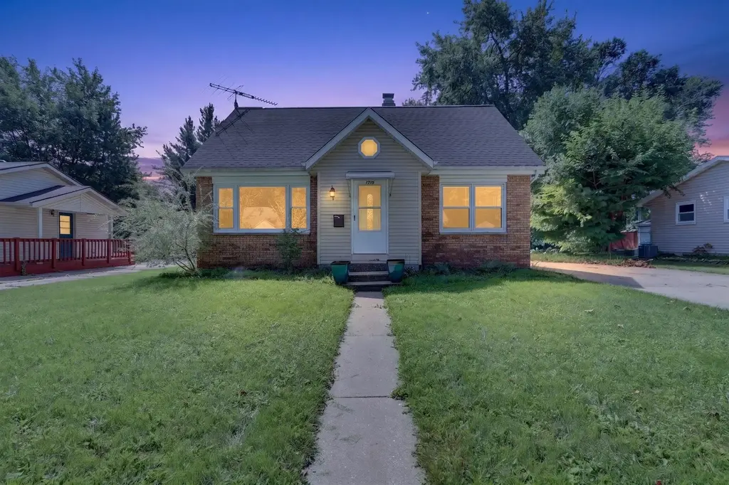 1715 Myra Avenue, Janesville