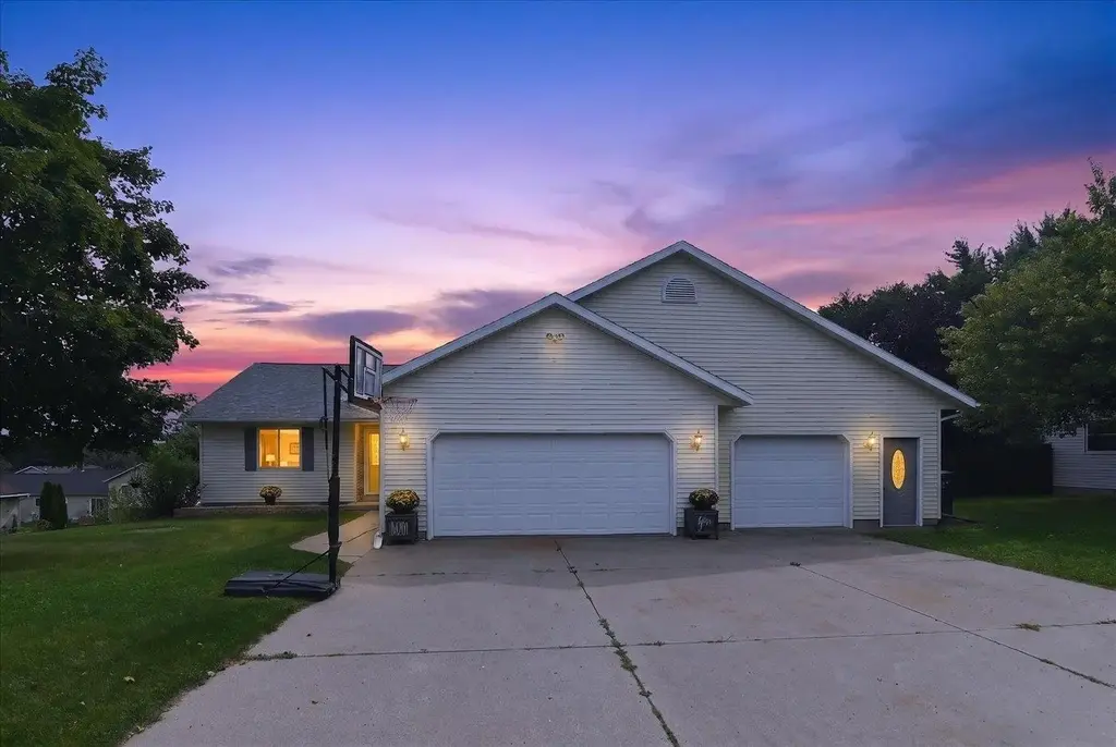 423 Sunset Drive, Poynette