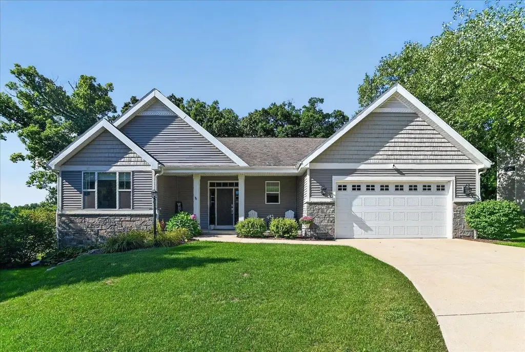 3083 Barrington Hills Court, Fitchburg