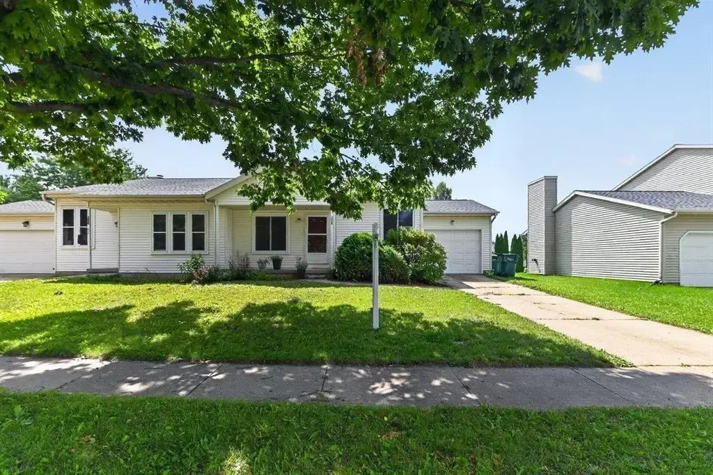 #b - 208 W Clover Lane, Cottage Grove