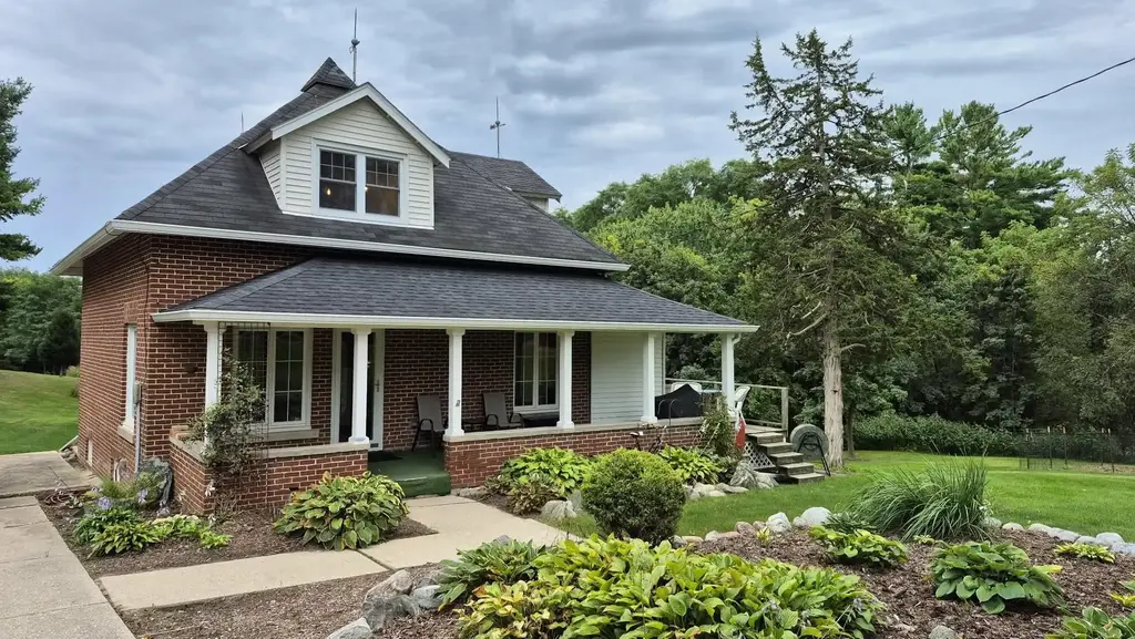 S1960 County F Road, Hillsboro