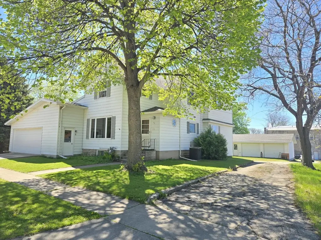 56 E Charles Street, Markesan