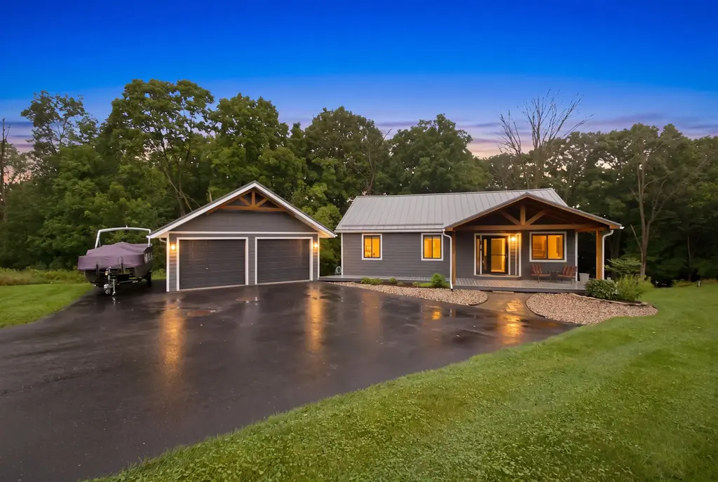 S1398 W Redstone Drive, La Valle