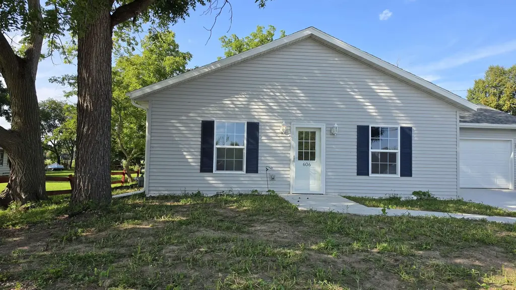 606 W Delavan Drive, Janesville