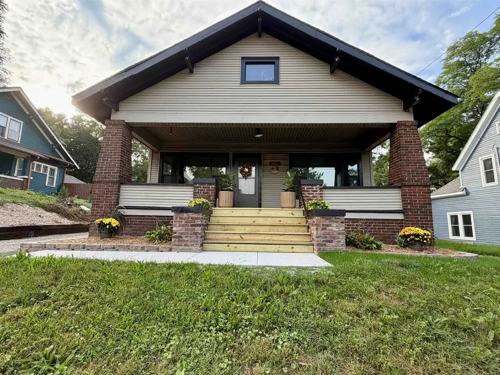 310 E Centerway, Janesville
