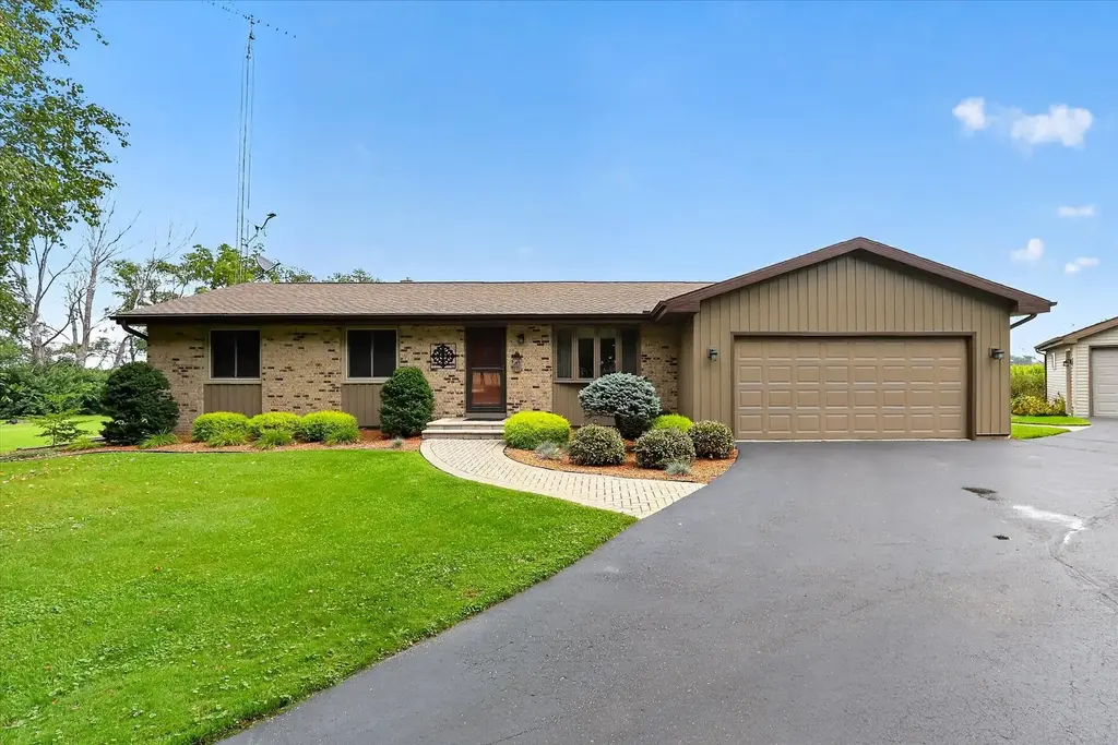 2140 N Polzin Road, Janesville