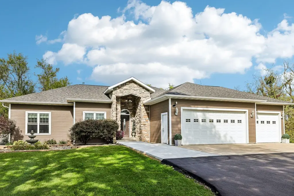 E9722 N Reedsburg Road, Delton