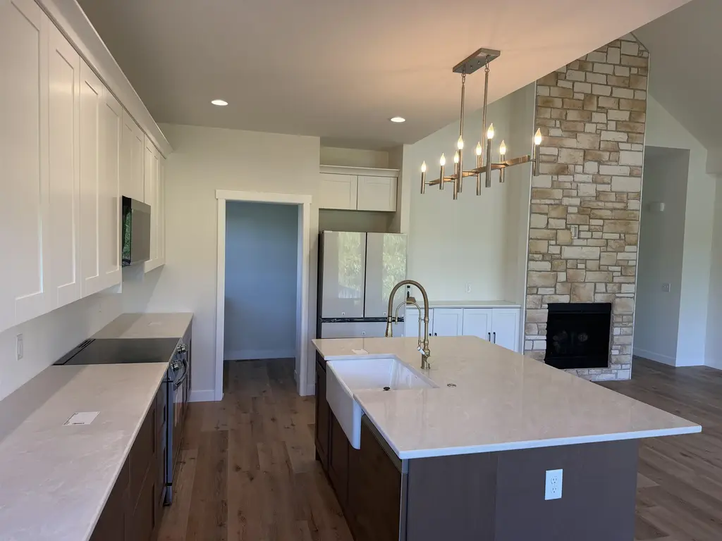 205 W 2nd Street, Friesland