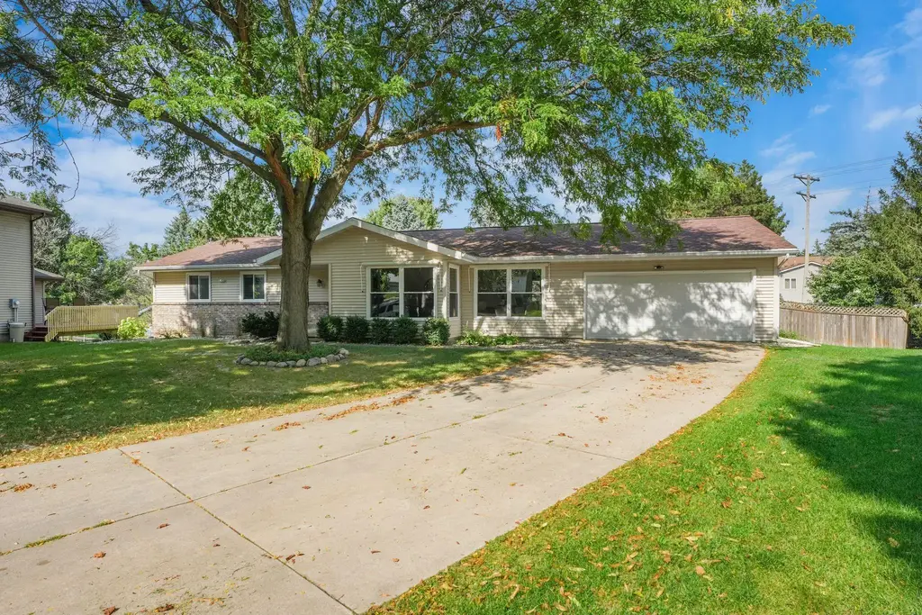 6 Lynbrook Circle, Madison