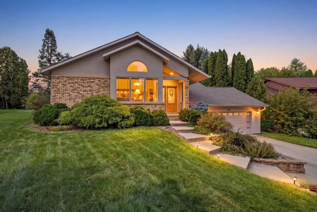 10 Apple Hill Circle, Madison