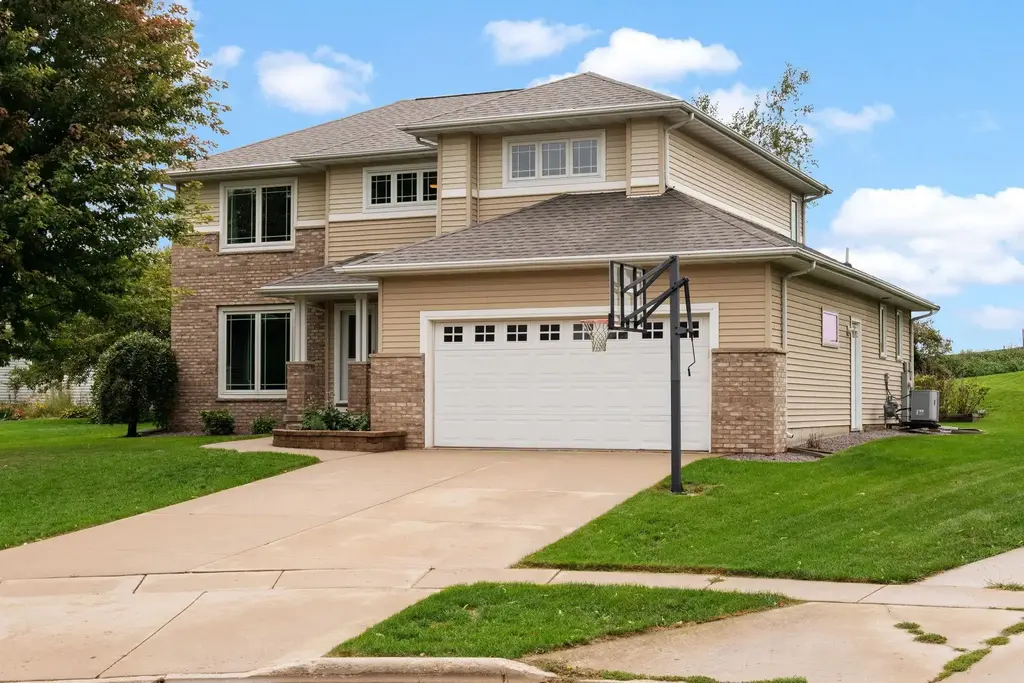 1716 Oakridge Court, Stoughton