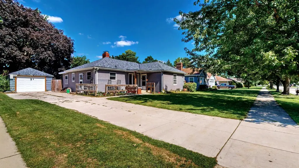 1227 E Memorial Drive, Janesville