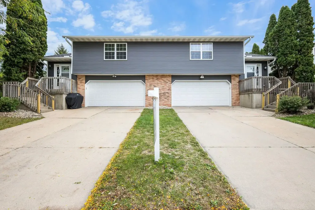 824 N Clover Lane, Cottage Grove