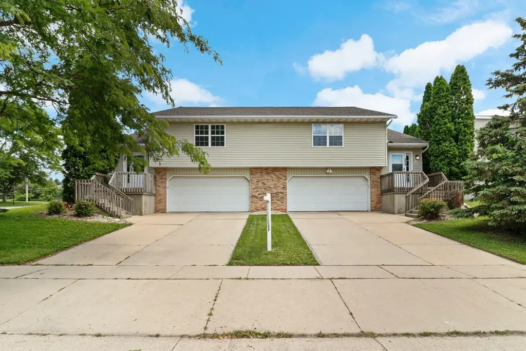 824 N Clover Lane, Cottage Grove