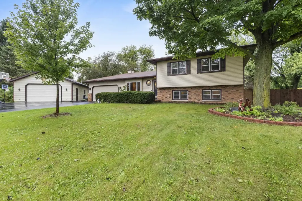 6682 Glenview Road, Windsor