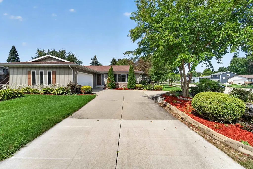 323 Santa Fe Trail, Waunakee