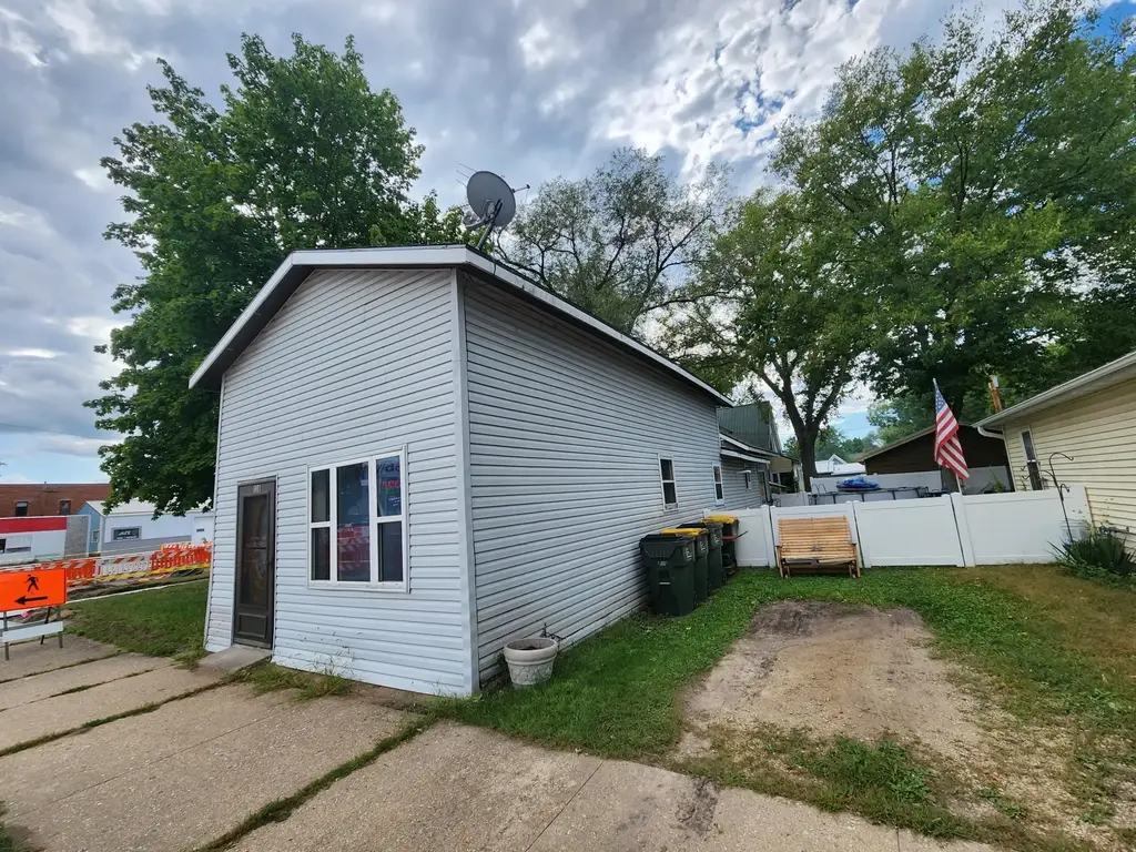 138 S Oak St, Lone Rock