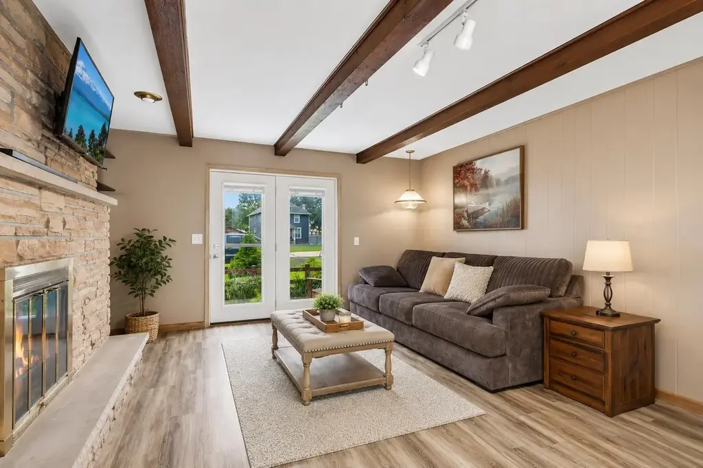 2400 W Avalon Road, Rock