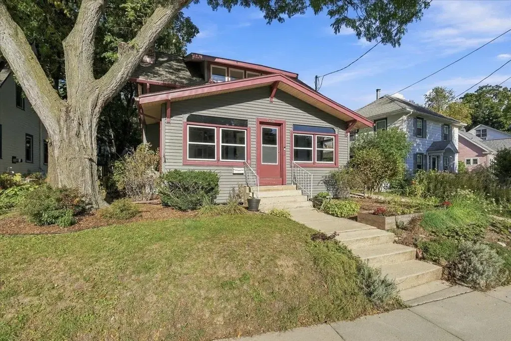2426 Commonwealth Avenue, Madison