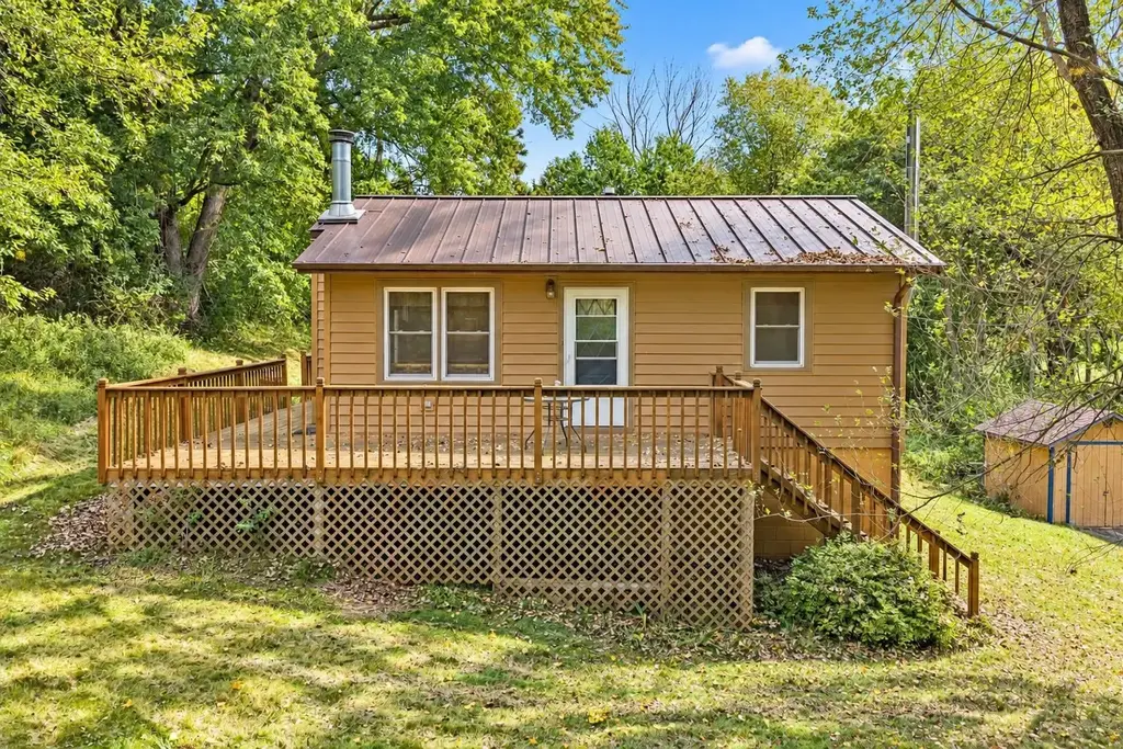S1318 E Redstone Drive, La Valle