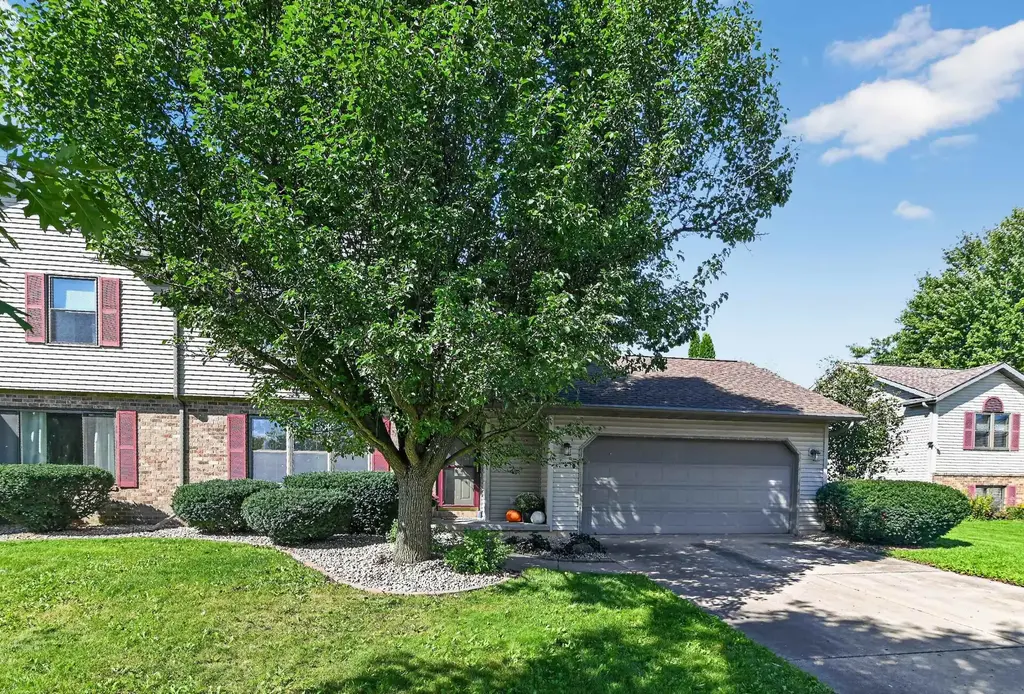 818 Edgemore Drive, Sun Prairie