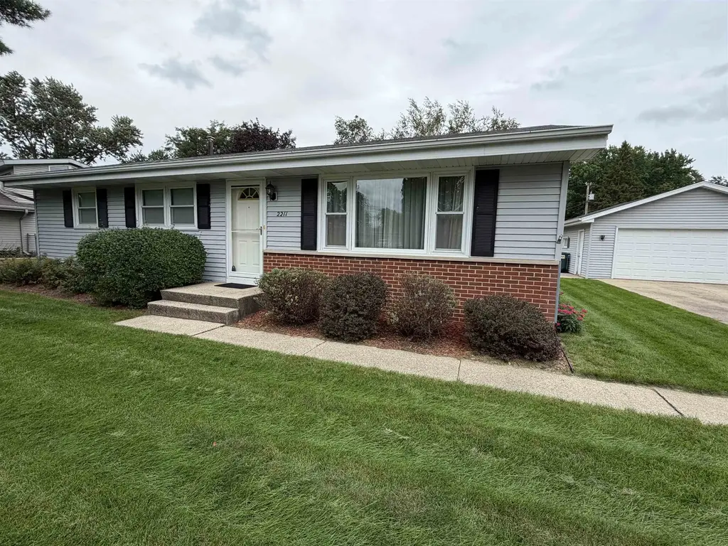 2211 E Easy Street, Turtle