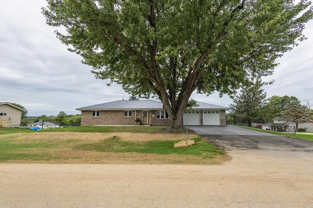 913 Arrowhead Drive, East Dubuque