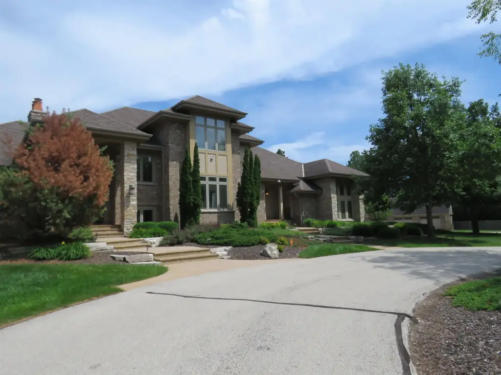 9090 N Range Line Road, River Hills