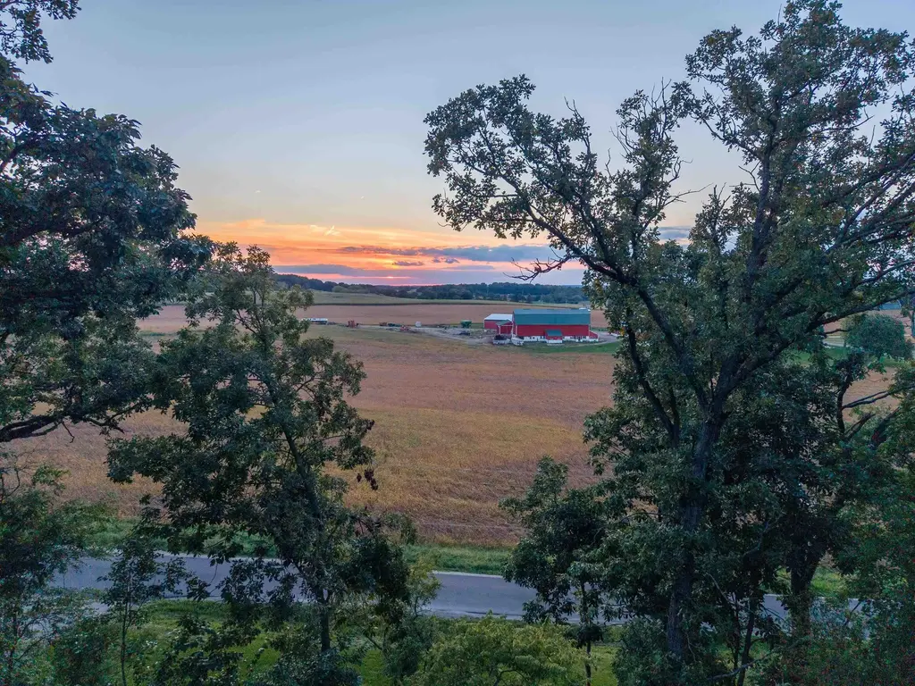 3670 Jenson Lane, Deerfield Property Listing: MLS® #2033514
