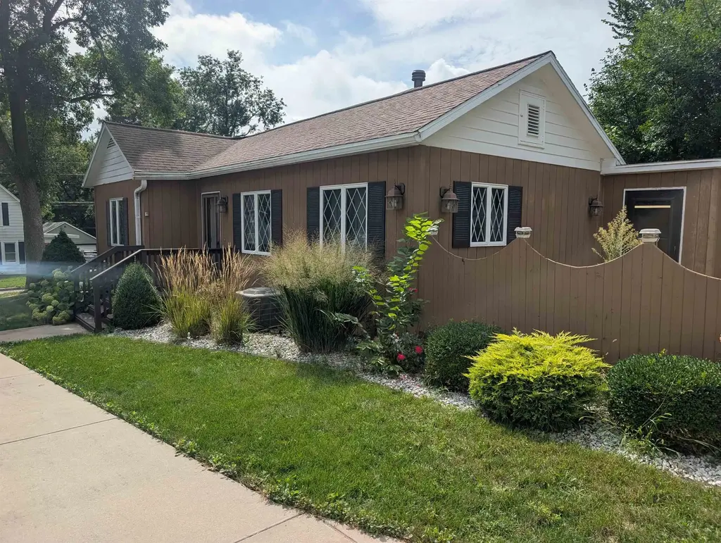 302 Maple Avenue, Clinton