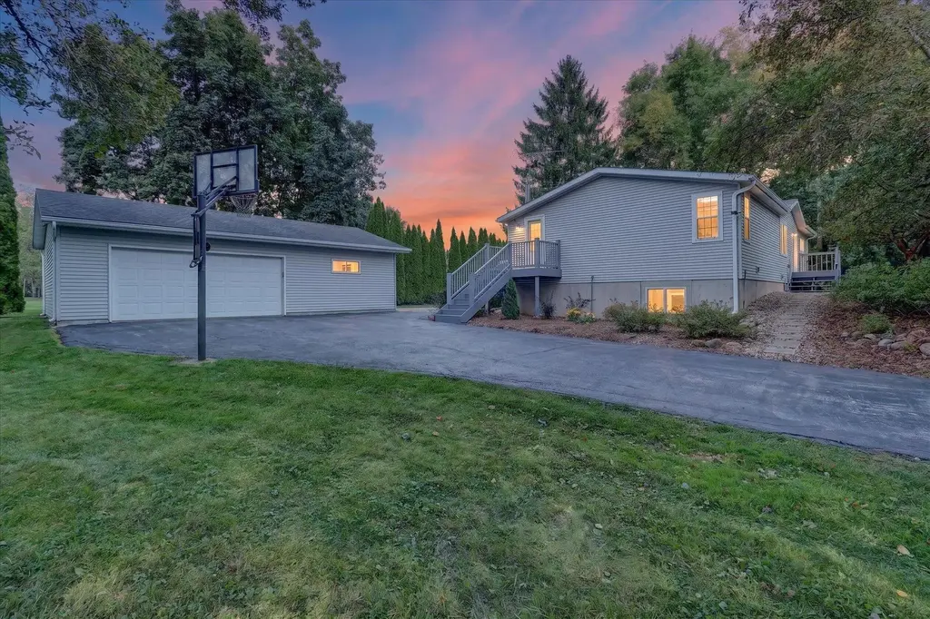 W2506 Circle Drive, Watertown