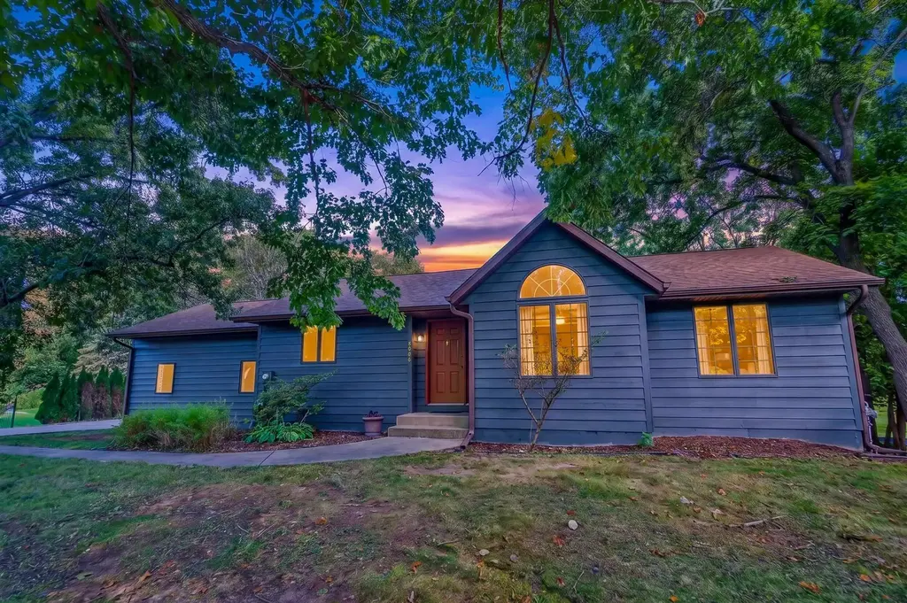 8062 Burr Oak Trail, Cross Plains