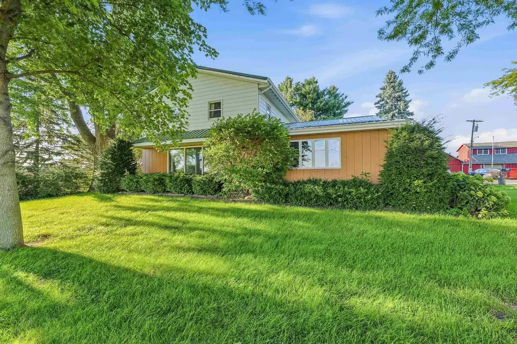 W7274 Hwy 33, Oak Grove