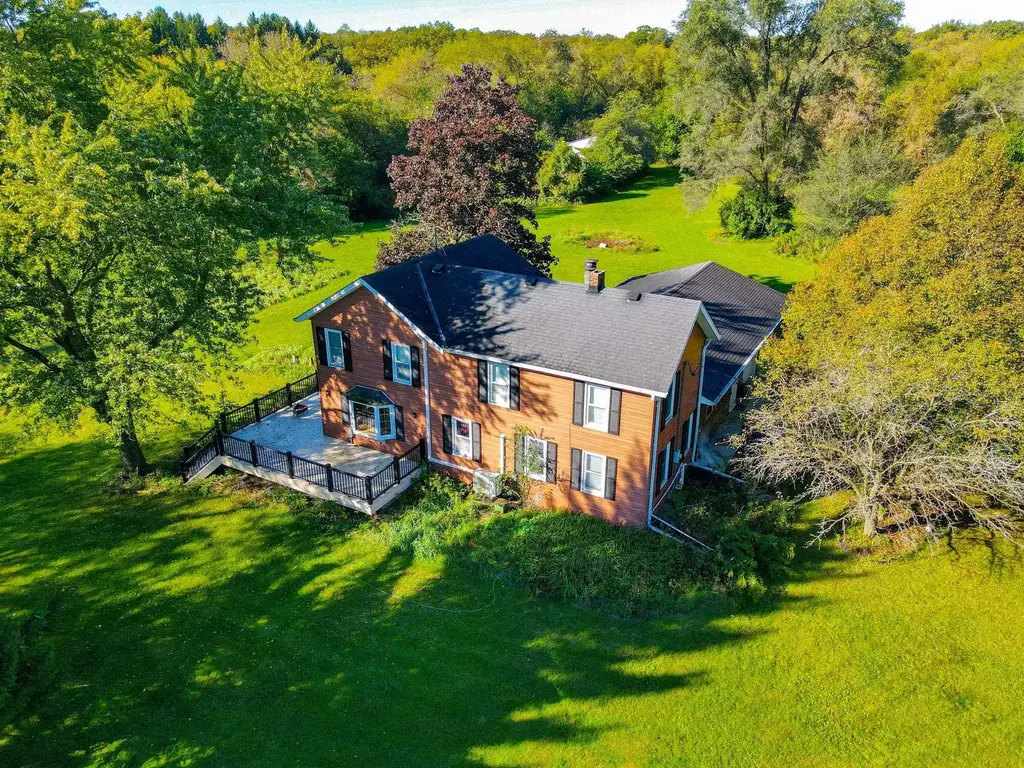 N2741 County Road Z Road, Sullivan