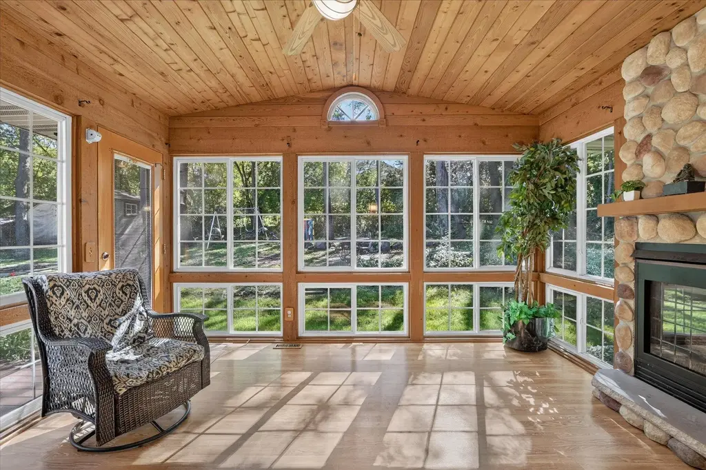 1222 E Lakeside Drive, Milton