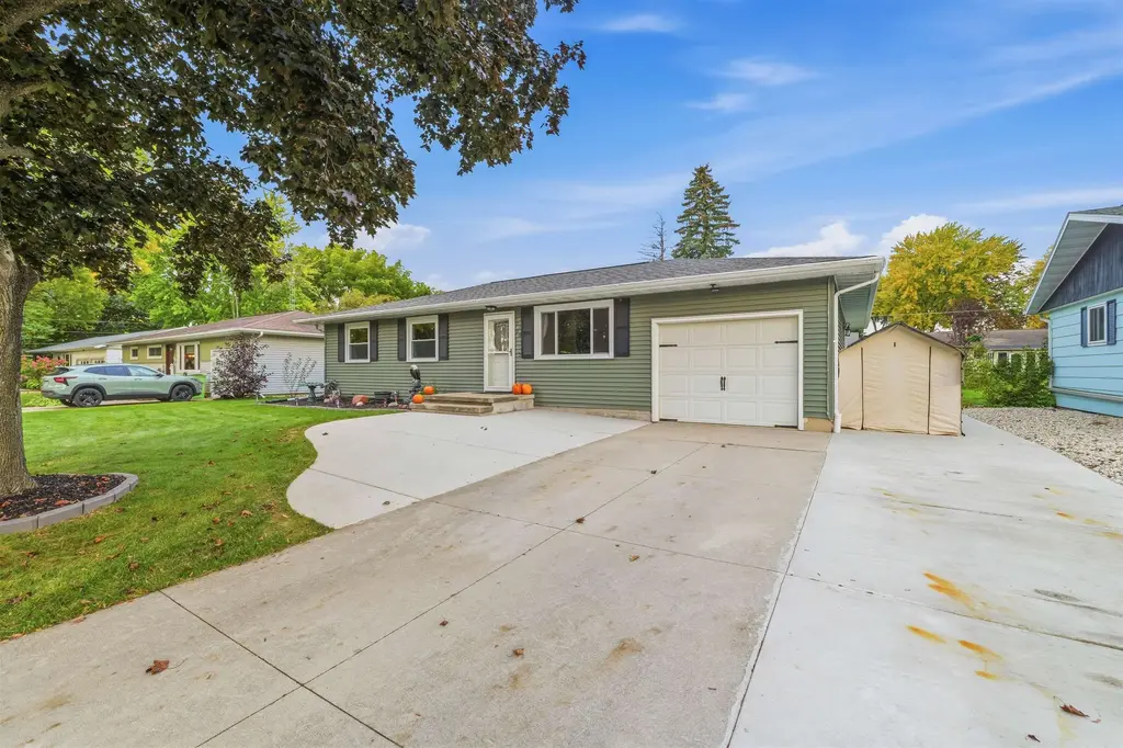 1120 E Circle Drive, Beaver Dam
