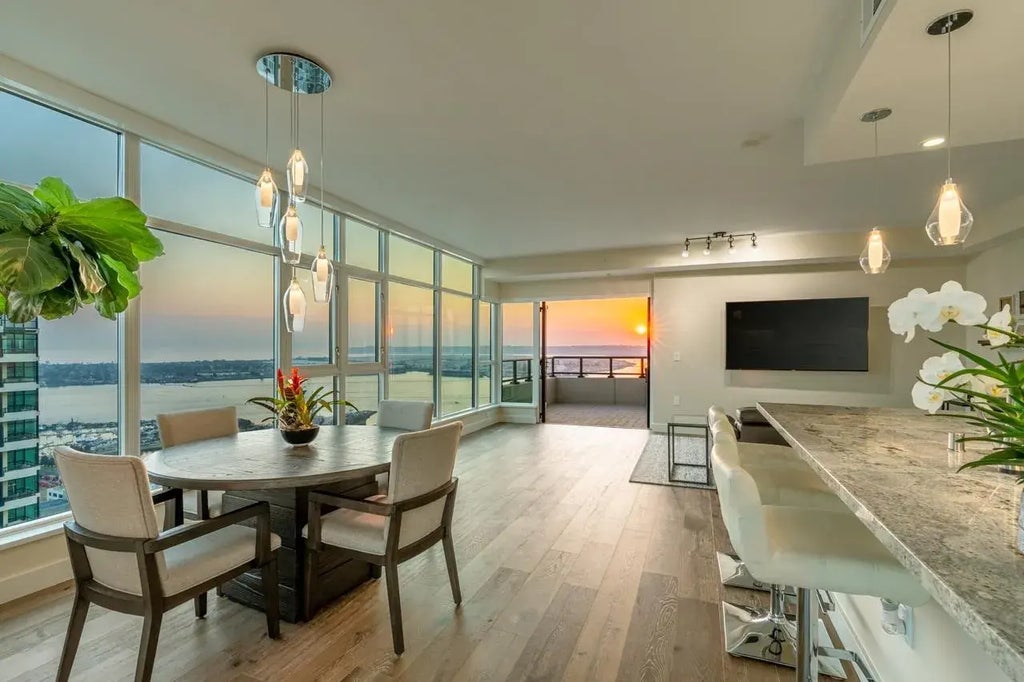 1205 Pacific Hwy 3903, DOWNTOWN