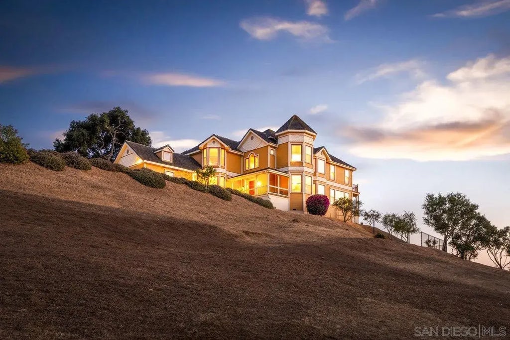 19833 Fortuna Del Este, Escondido