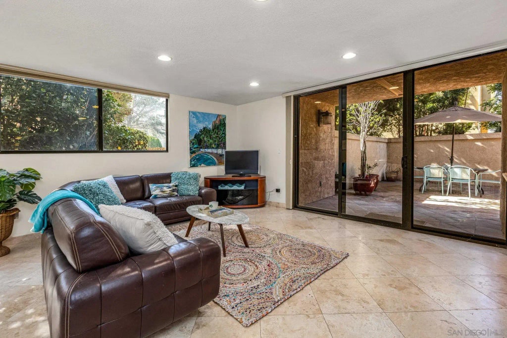 2420 Torrey Pines Rd A104, La Jolla