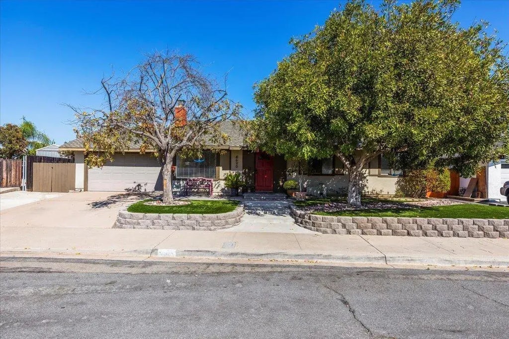 8690 Calle Viviano, El Cajon