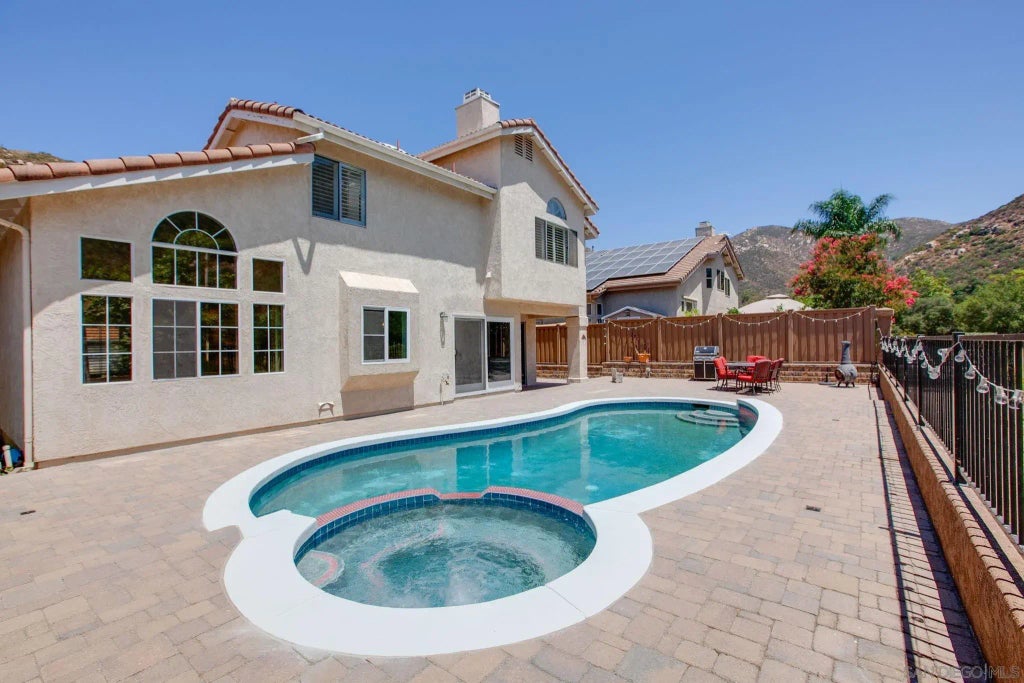 15951 Hidden Valley Dr, Poway