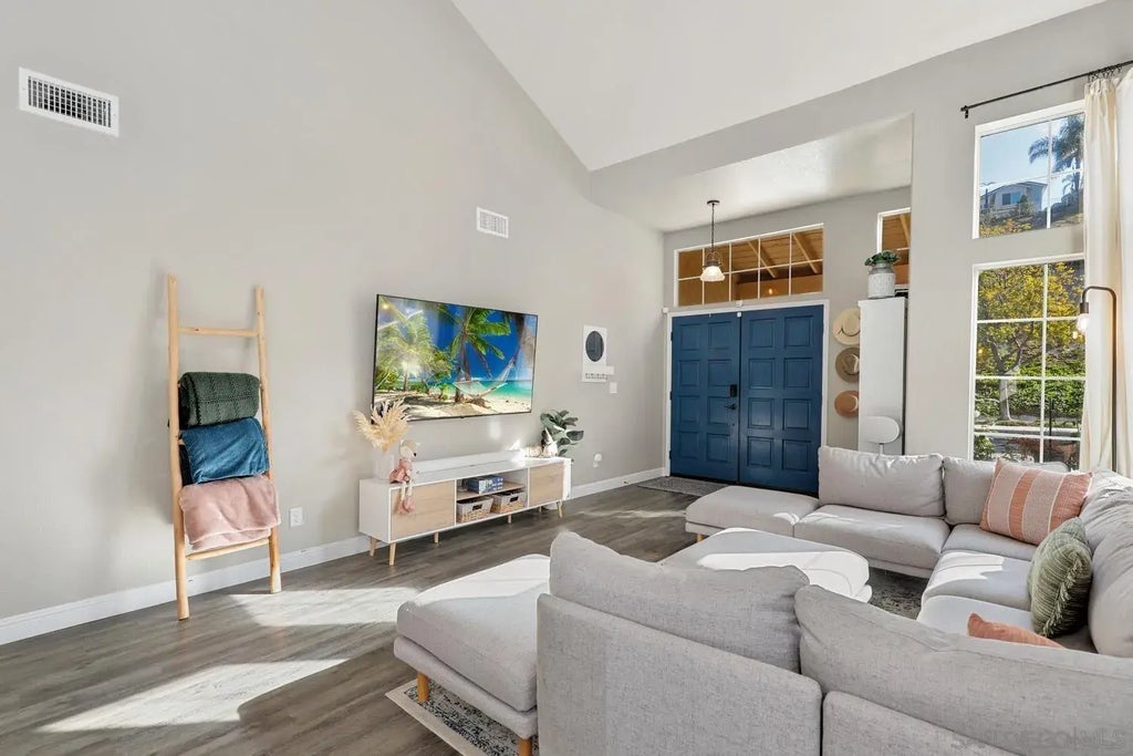 965 Gallery Dr, Oceanside