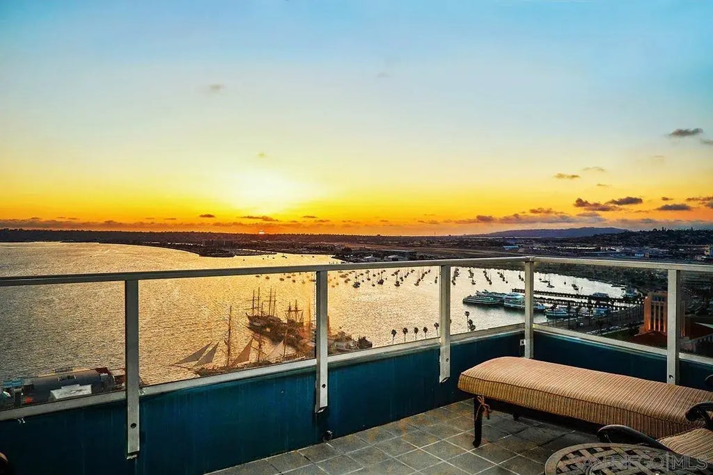 1325 Pacific Hwy 2707, DOWNTOWN