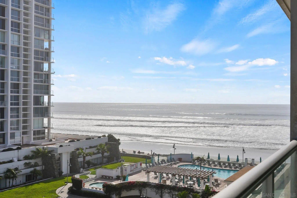 1730 Avenida Del Mundo 402, Coronado