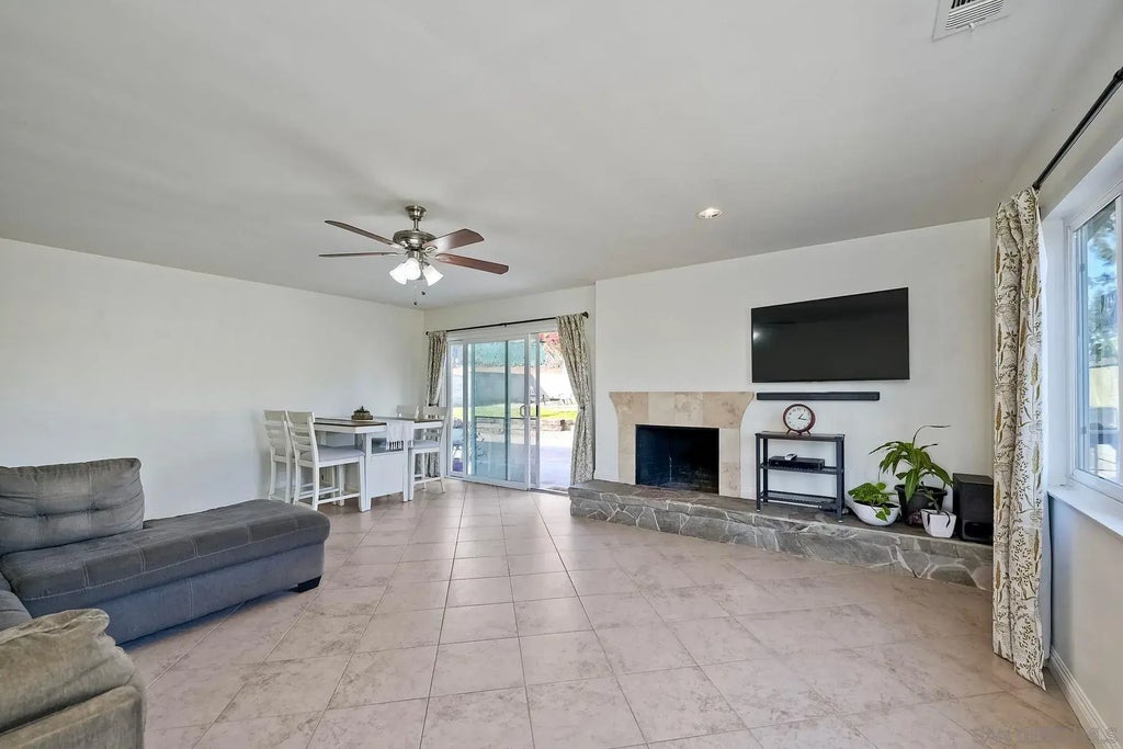 725 W College Street, Fallbrook