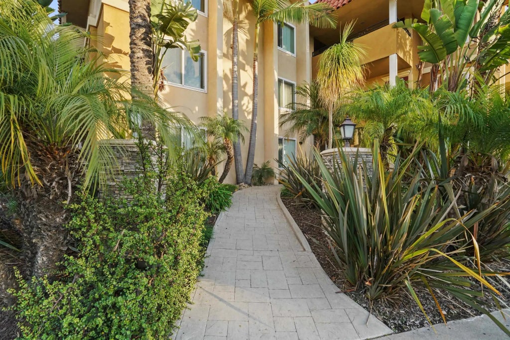 7555 Linda Vista Rd 11, LINDA VISTA