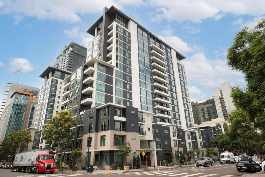 425 W Beech St 722, Unknown (999)